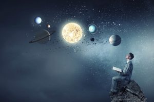 宇宙を想像する男性